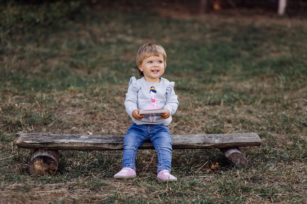 Bambina che gioca nel parco