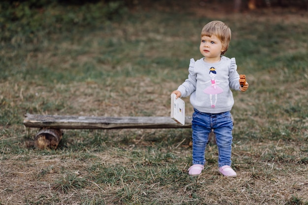 Маленькая девочка, играя в парке