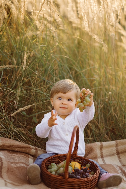 Foto gratuita bambina che gioca nel parco