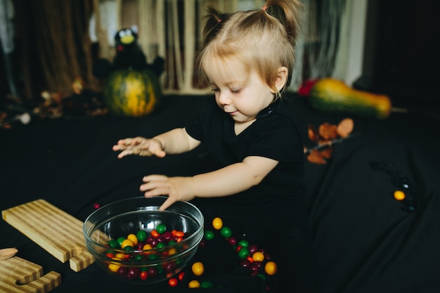 Free photo little girl playing in a witch on halloween