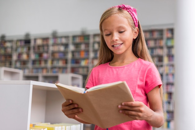 도서관에서 책을 읽는 어린 소녀