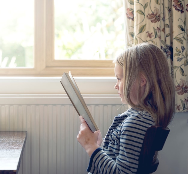 Free photo little girl reading a story