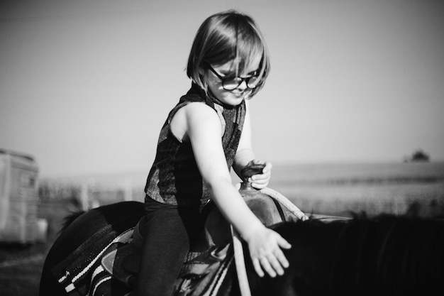 Free photo little girl riding a horse