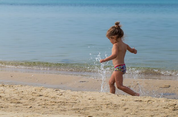 해변에서 실행하는 어린 소녀, 즐거운 감정