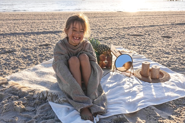 果物とのピクニックで砂浜の海岸の少女