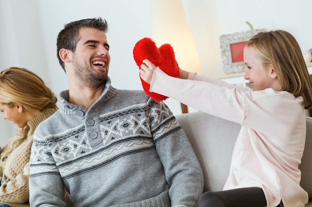 Foto gratuita bambina che mostra scarpe rosse a suo padre