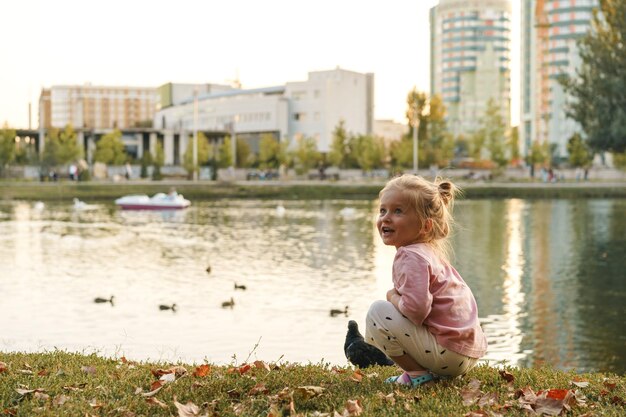 湖の近くの公園に座っている少女