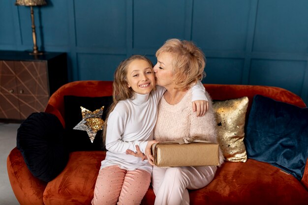 Маленькая девочка проводит время со своей бабушкой дома