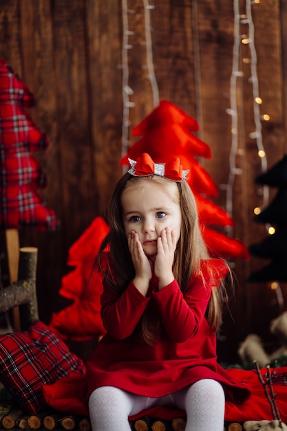 Free photo little girl at the studio