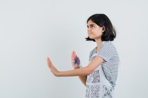 Tシャツに眼鏡をかけて身を守ろうとしている少女