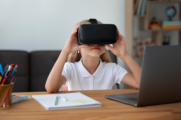 Foto gratuita bambina che usa gli occhiali per la realtà virtuale