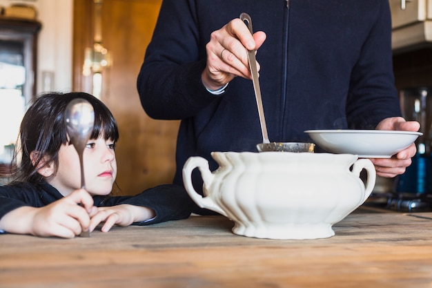 小さな女の子が夕食を待って