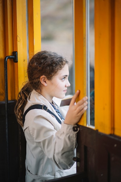 Bambina che cammina fuori dal treno