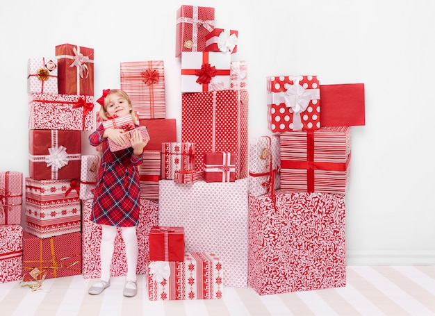 Free photo little girl and wall of presents