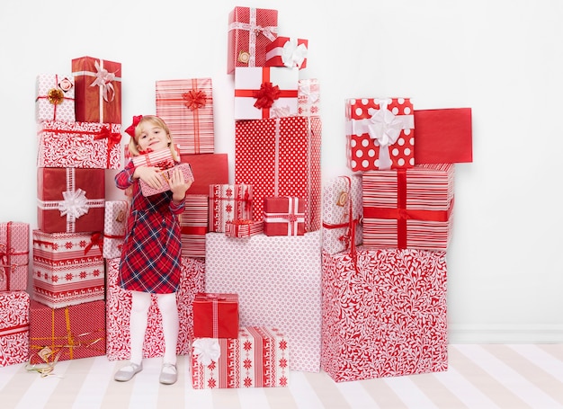 小さな女の子とプレゼントの壁