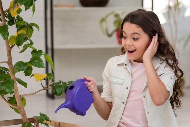 植物に水をまく少女