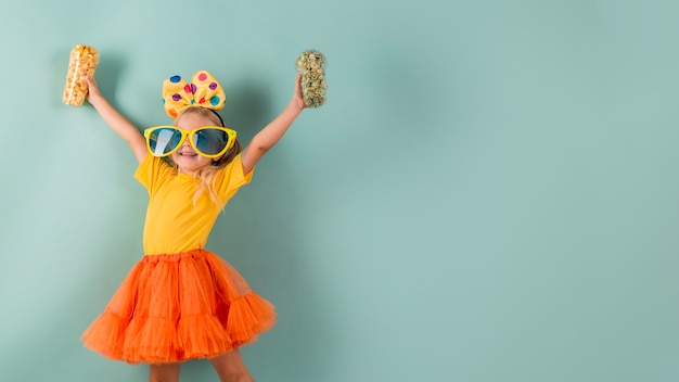 Foto gratuita bambina indossa grandi occhiali da sole con copia spazio