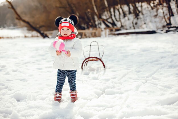 冬の公園の小さな女の子