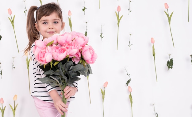 Bambina con bellissimo bouquet di rose