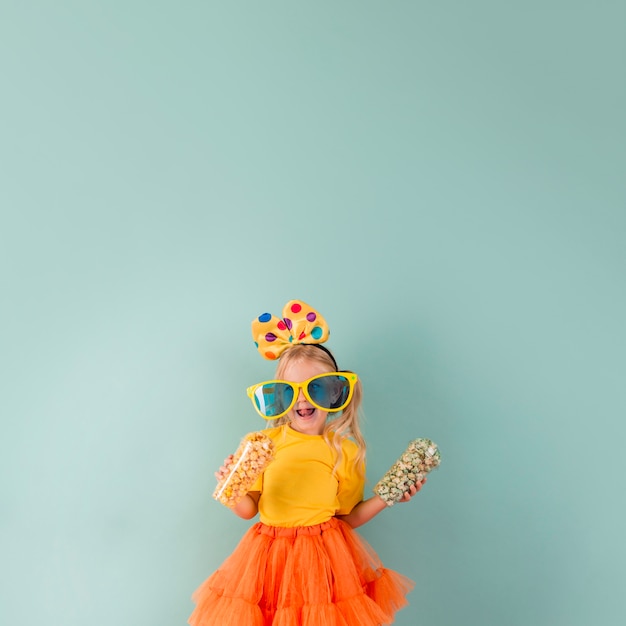 Free photo little girl with big sunglasses and copy space