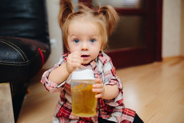 Foto gratuita bambina con una bottiglia