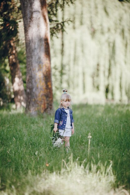 Маленькая девочка с букетом белых цветов