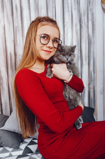 Free photo little girl with cat