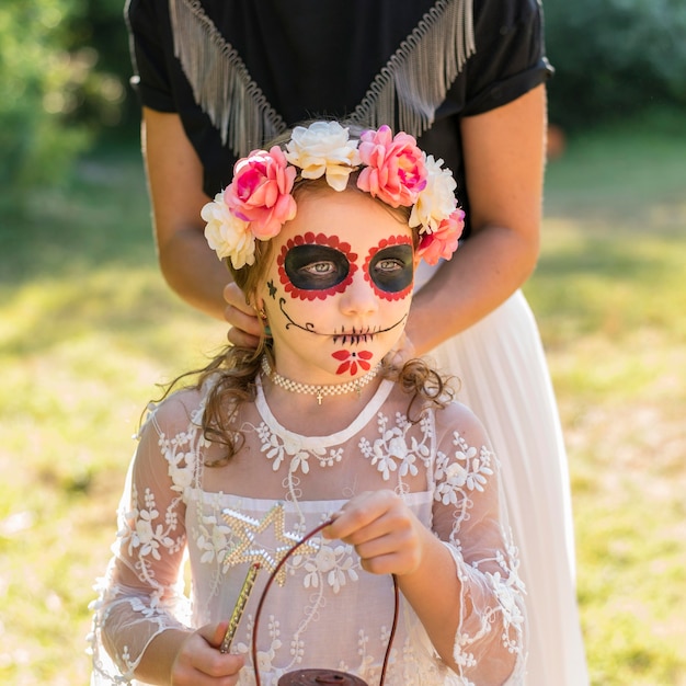 ハロウィーンの衣装を持つ少女