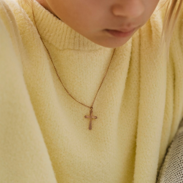 Маленькая девочка с крестиком ожерелья