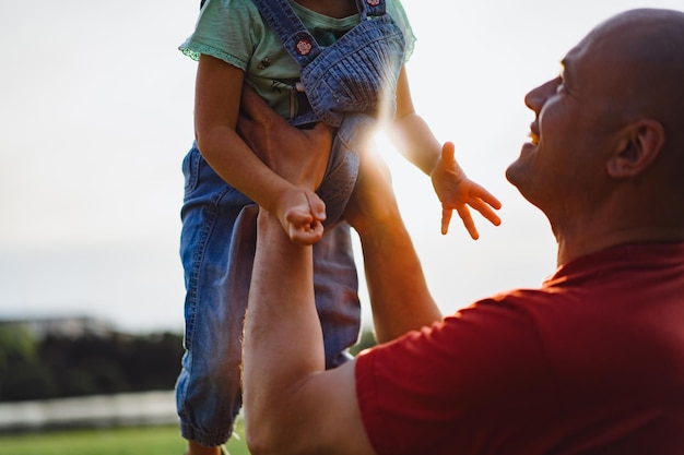 Bambina con papà. papà lancia il bambino in aria. risate allegre, bambino emotivo, felicità.