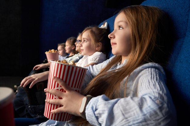 映画館に座っている友人を持つ少女。