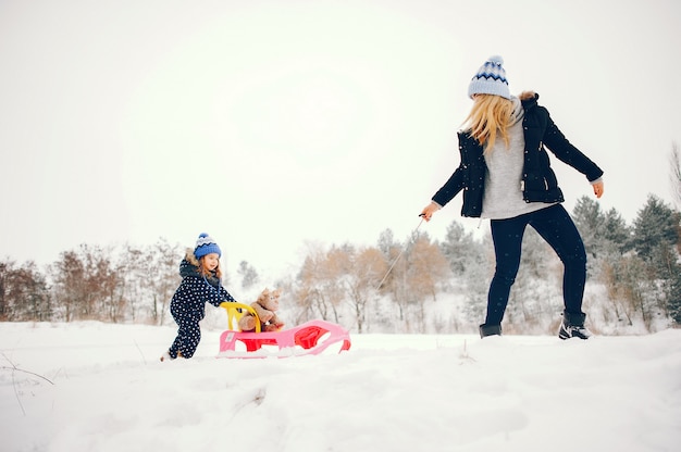 冬の公園で遊ぶ母と小さな女の子
