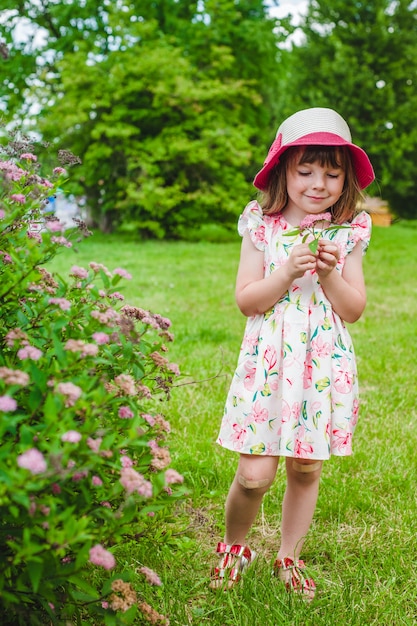 彼女の手にいくつかの花を持つ少女