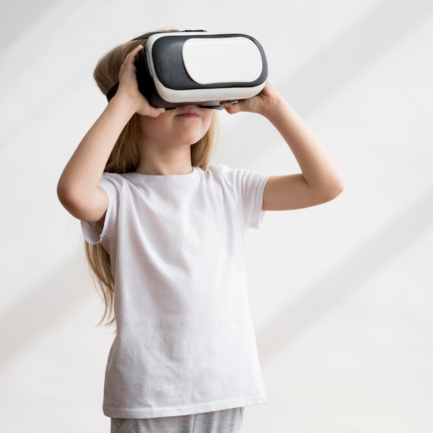 Маленькая девочка с гарнитурой виртуальной реальности