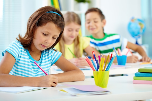 彼女のノートに何かを書い少女