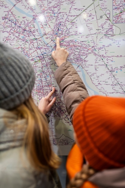 Foto gratuita bambine che consultano una mappa nel loro viaggio familiare