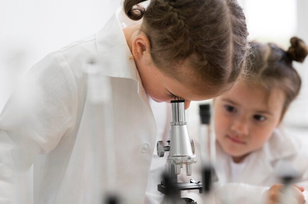 과학 실험을하는 어린 소녀