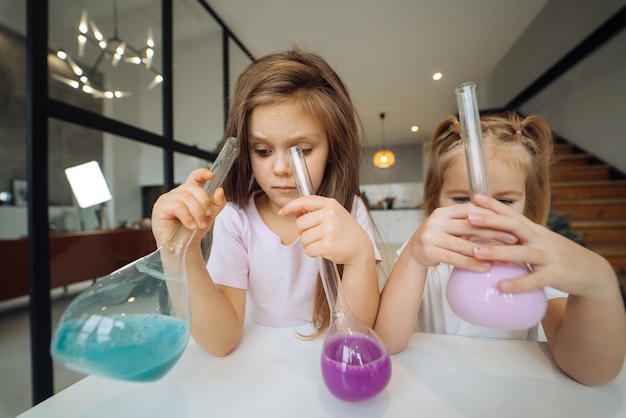 Free photo little girls making chemical experiments at home