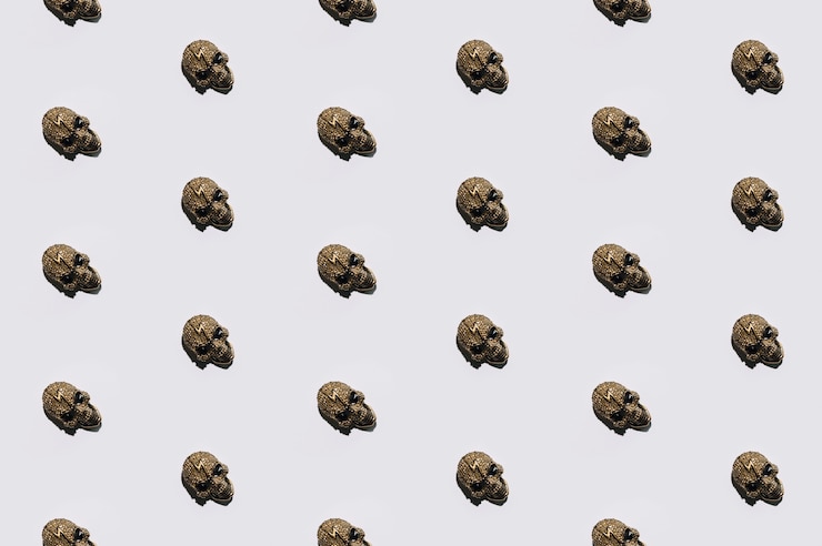 Free Photo little jewelry skulls laid in order