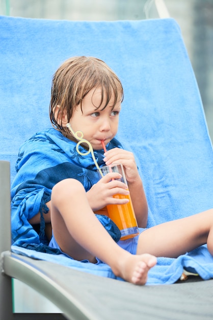 Foto gratuita ragazzino che beve il succo