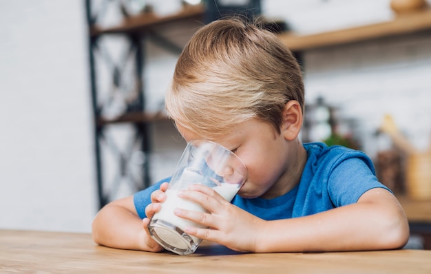 Foto gratuita ragazzino che beve del latte