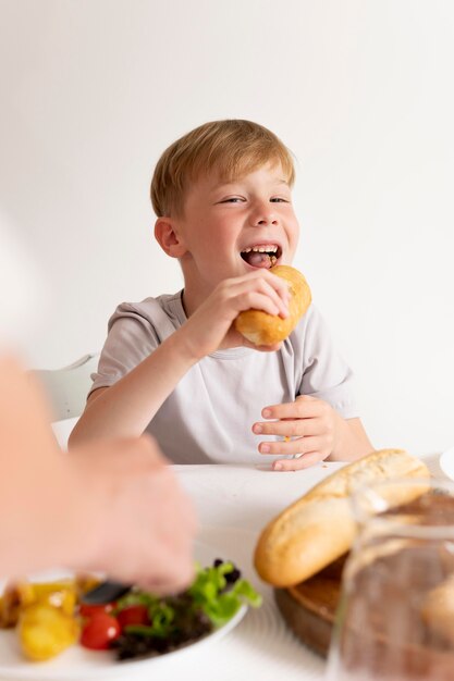 家族の集まりで食べる小さな子供