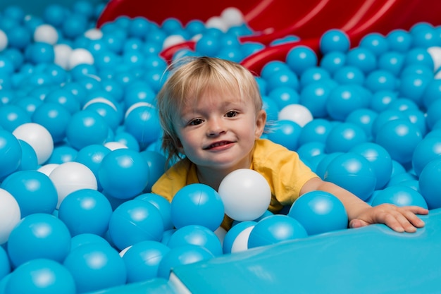 Free photo little kid playing