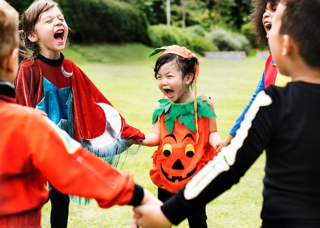 Бесплатное фото Маленькие дети на вечеринке на хэллоуине