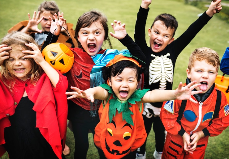 Free Photo little kids at a halloween party