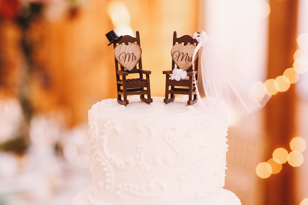 Little rocking chairs decorated with newlyweds' accessories