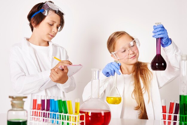Маленькие ученые, работающие в лаборатории