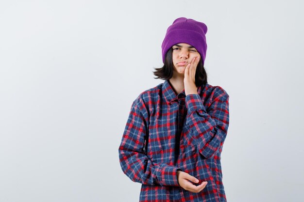 Free photo little woman suffering from toothache beanie looking unwell