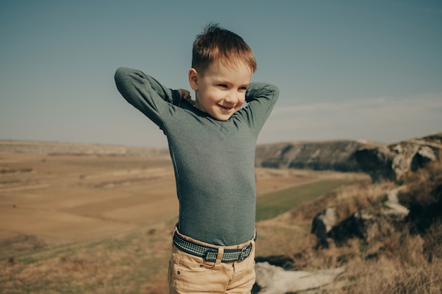 Foto gratuita piccolo giovane ragazzo caucasico in natura, infanzia