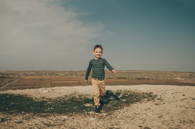 Маленький молодой кавказский мальчик в природе, детстве